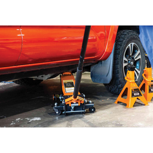 Cric rouleur &agrave; levage &eacute;lev&eacute; avec manche en 2 morceaux, 3,5 tonne(s) Capacit&eacute;, 3-7/20" Abaiss&eacute;e, Hydraulique &agrave; main Chandler Sales