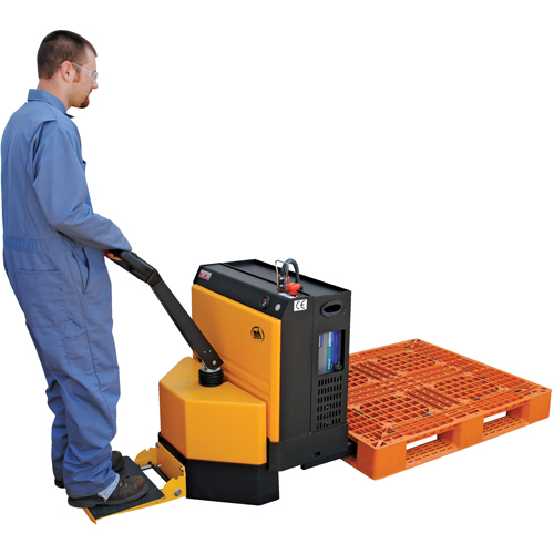 Transpalette &eacute;lectrique motoris&eacute; a/plateforme &agrave; conducteur debout, Capacit&eacute; 4500 lb, 48" lo x 30,25" la Chandler Sales