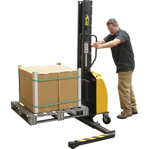Gerbeur motoris&eacute; avec m&acirc;t &eacute;troit, Fonctionnement &eacute;lectrique, Capacit&eacute; 1000 lb, Lev&eacute;e max 63" Chandler Sales
