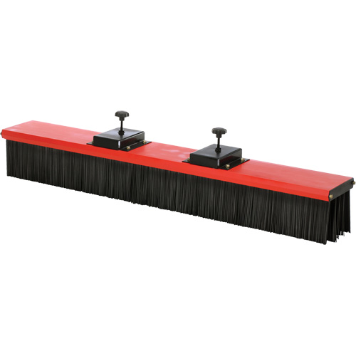 Balai-brosse mont&eacute; sur chariot &agrave; fourches Chandler Sales