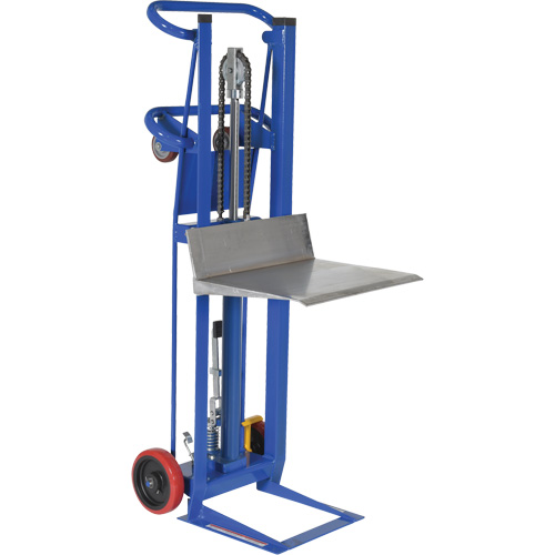 Gerbeur &agrave; plateforme hydraulique, M&eacute;canisme Pompe au pied, Capacit&eacute; de 750 lb, Levage max de 52" Chandler Sales