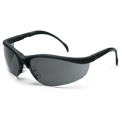 Lunettes de s&eacute;curit&eacute; Klondike, Lentille Grise/fum&eacute;e, Antibu&eacute;e/Anti-&eacute;gratignures, R&eacute;pond ou surpasse la norme CSA Z94.3 Chandler Sales