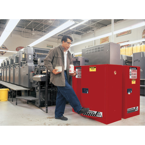 Armoire de s&eacute;curit&eacute; pour la peinture et les encres combustibles EX Sure-Grip, 40 gal., 3 tablettes Chandler Sales