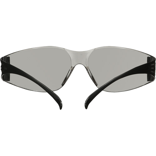 Lunettes de protection de s&eacute;rie 100 SecureFit, Lentille Gris/Int&eacute;rieur/ext&eacute;rieur, Antibu&eacute;e/Anti-&eacute;gratignures, ANSI Z87+/R&eacute;pond ou surpasse la norme CSA Z94.3 Chandler Sales