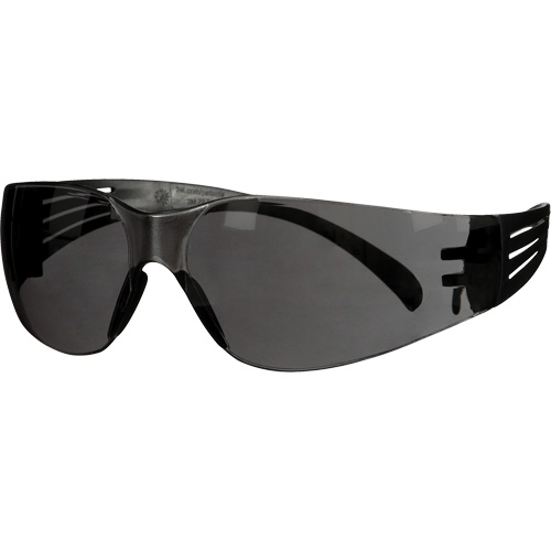 Lunettes de protection de s&eacute;rie 100 SecureFit, Lentille Gris, Antibu&eacute;e/Anti-&eacute;gratignures, ANSI Z87+/R&eacute;pond ou surpasse la norme CSA Z94.3 Chandler Sales