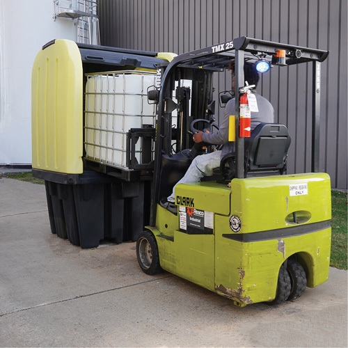 Palette anti-d&eacute;versement jaune &agrave; couvercle rigide roulant, 65" lo x 65" la x 101" h, Capacit&eacute; de charge 5000 lb Chandler Sales