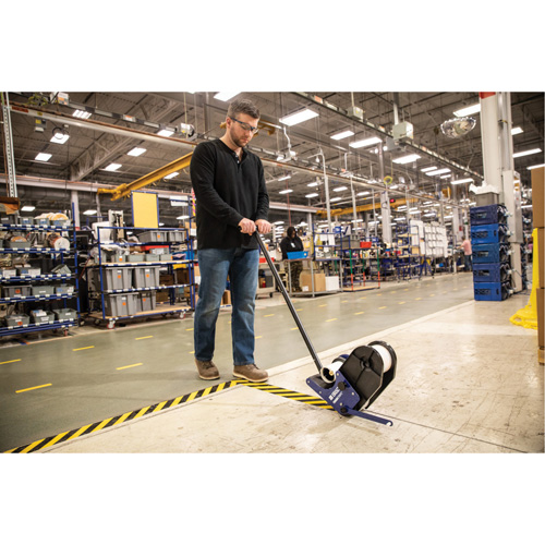 Ruban de marquage pour plancher ToughStripe Max, 2" x 100', Polyester, Noir et jaune Chandler Sales