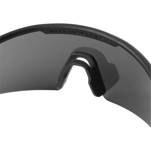Lunettes de s&eacute;curit&eacute; enveloppantes, Lentille Noir, Anti-&eacute;gratignures, ANSI Z87+/R&eacute;pond ou surpasse la norme CSA Z94.3 Chandler Sales