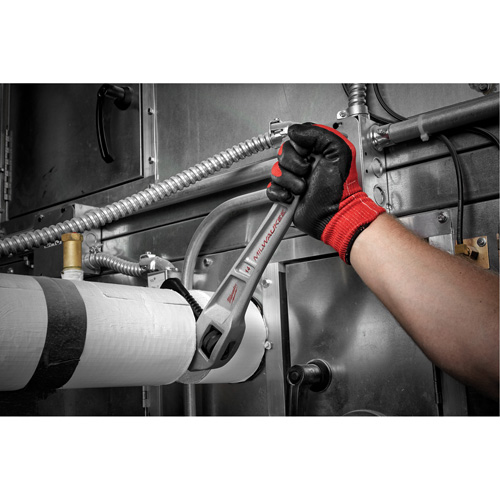 Cl&eacute; &agrave; tuyau coud&eacute;e en aluminium, Cap des m&acirc;choires 2", Longueur 14", Fini Rev&ecirc;tement en poudre, Prise Ergonomique Chandler Sales