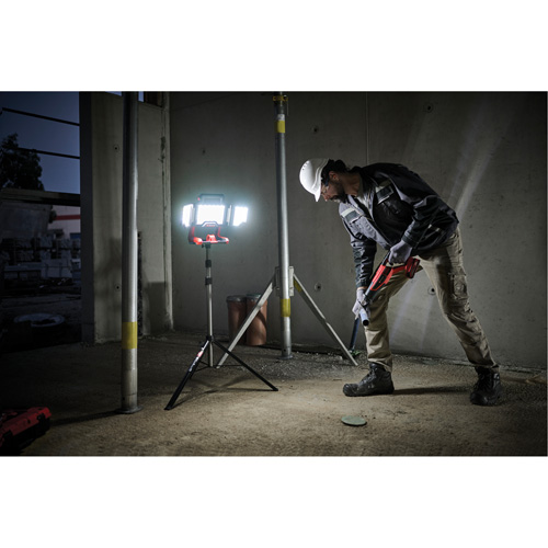 Lampe de travail &agrave; DEL professionnelle &agrave; panneaux pliants lumens sans fil 18V sur tr&eacute;pied, DEL, 3600 lumens Chandler Sales