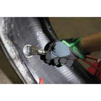Outil robuste de roulage pour r&eacute;paration de pneus avec roulette &agrave; patch en acier Chandler Sales