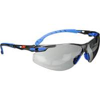 Lunettes de s&eacute;curit&eacute; Solus avec lentilles Scotchgard, Lentille Grise/fum&eacute;e, Antibu&eacute;e, R&eacute;pond ou surpasse la norme CSA Z94.3 Chandler Sales