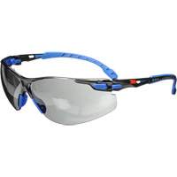 Lunettes de s&eacute;curit&eacute; Solus avec lentilles Scotchgard, Lentille Grise/fum&eacute;e, Antibu&eacute;e, R&eacute;pond ou surpasse la norme CSA Z94.3 Chandler Sales