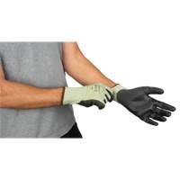 Gants &eacute;lastiques &eacute;cologiques sans coutures r&eacute;sistants &agrave; la coupe, Taille 10, Calibre 13, Rev&ecirc;tement Polyur&eacute;thane, Enveloppe en PEHP/rPET, ASTM ANSI niveau A4 Chandler Sales