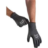 Gants &eacute;cologiques, l&eacute;gers, et r&eacute;sistants &agrave; la coupe, &agrave; haute dext&eacute;rit&eacute;, Taille 7, Calibre 21, Rev&ecirc;tement Mousse de nitrile, Enveloppe en Acier inoxydable/PEHP/rPET, ASTM ANSI niveau A5 Chandler Sales
